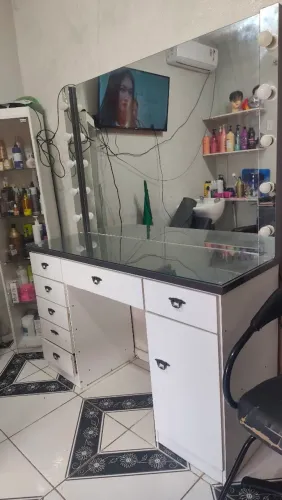 Vendo uma penteadeira camarim tamanho grande.