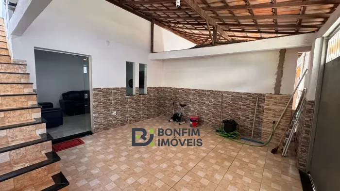 Casa térrea com terraço e vista para o Pico da Ibituruna!