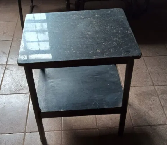 Mesa estrutura de ferro e tampo em granito 