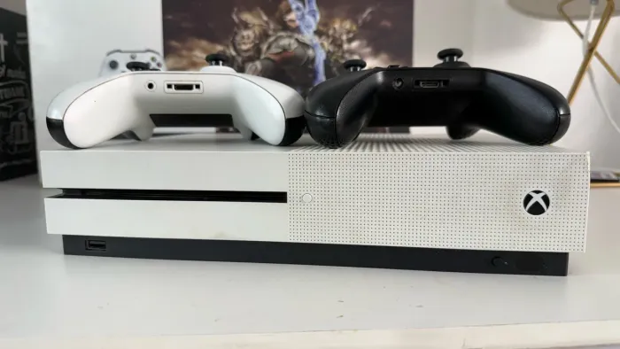 Xbox One S 500GB + 3 Manetes + 2 Jogos + Caixa Original