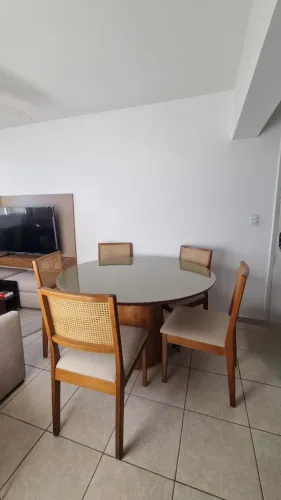 Mesa de jantar redonda com 6 cadeiras e tampo de vidro (1,40 diâmetro)