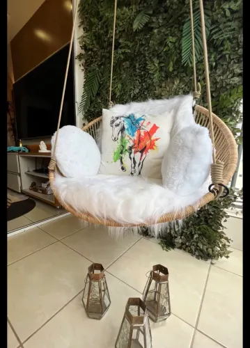 Cadeira de balanço com almofadas