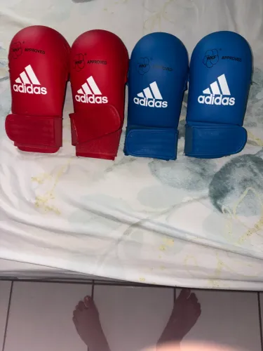 Luva original de karatê adidas azul e vermelha