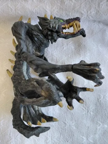 Boneco"The Mangler"-frequentemente lembrada como o "Lobo Mau" ou Werewolfeco