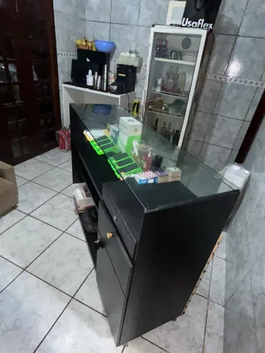 Balcão caixa de loja com tampo de vidro e gaveta