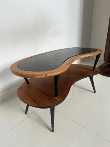 MESA DE CENTRO DE DESIGN ORGÂNICO - MADEIRA, VIDRO PRETO E DOIS NÍVEIS