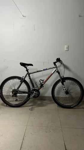 Bicicleta quadro KHS aro 26 câmbio Shimano suspensão nova 