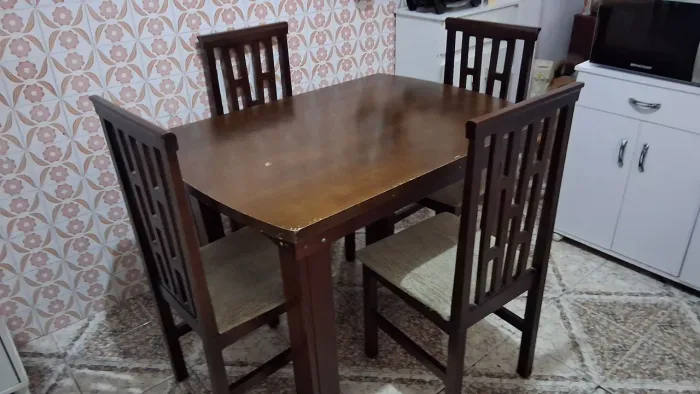 Mesa com 4 cadeiras