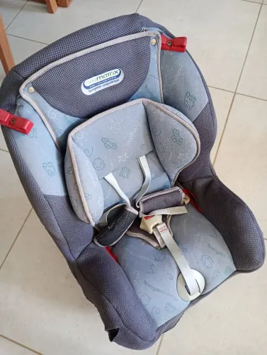 Vende-se cadeirinha de carro Burigotto neo Matrix com cintos e travas funcionando