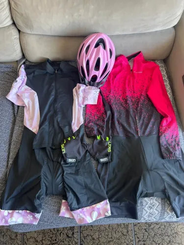 Kit Ciclismo Feminino - 2 Macacões + Capacete e Luvas