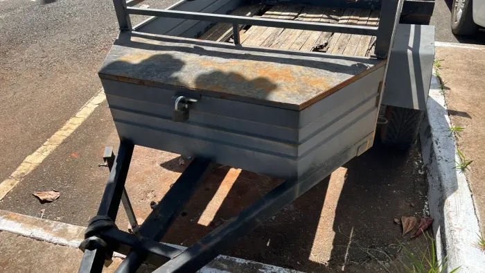 Vendo Carretinha 150x120 com baú