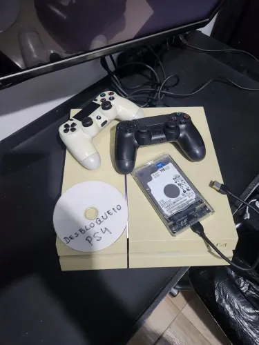 PS4 NO HEN DESBLOQUEADO com 2 controles* HD externo e cabo V8 de 2 metros
