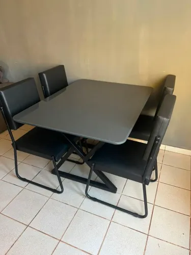 MESA TAMPO DE VIDRO COM 4 CADEIRAS/ MOSTRUÁRIO LOJA