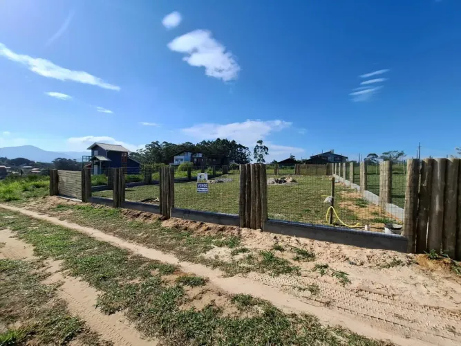 TERRENO COM ÁGUA E LUZ INSTALADAS NA PRAIA DO ROSA