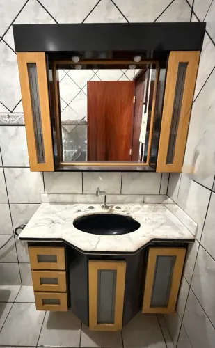 Armários com espelho para banheiro (Madeira)