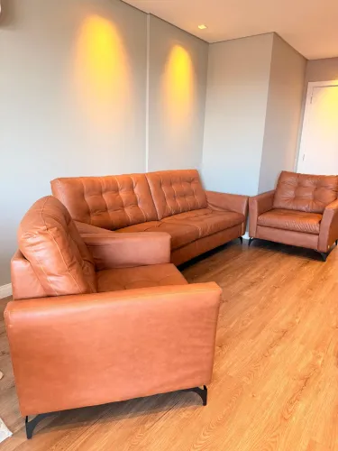 SOFÁ + 2 POLTRONAS COURO LEGÍTIMO CARAMELO | ALTO PADRÃO | IMPECÁVEL