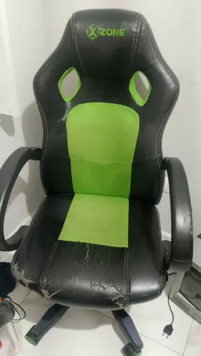 Cadeira gamer usada.