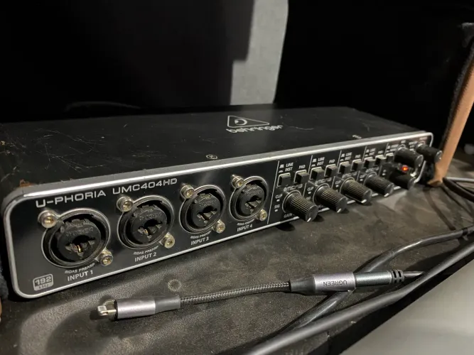 INTERFACE DE ÁUDIO BEHRINGER UCM4