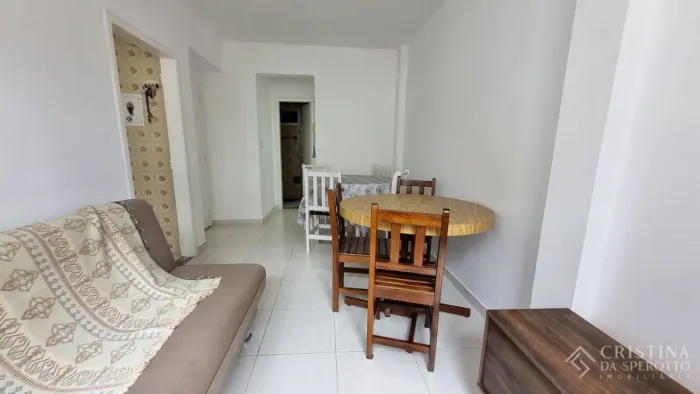 CALIFÓRNIA - LOCAÇÃO ANUAL 1 DORMITÓRIO, MOBILIADO E VAGA ROTATIVA NO CENTRO DE BALNEÁRIO 