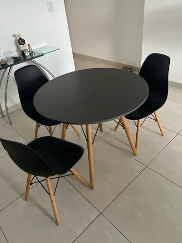 Mesa Redonda + 4 Cadeiras Estilo Eiffel - R$ 400,00