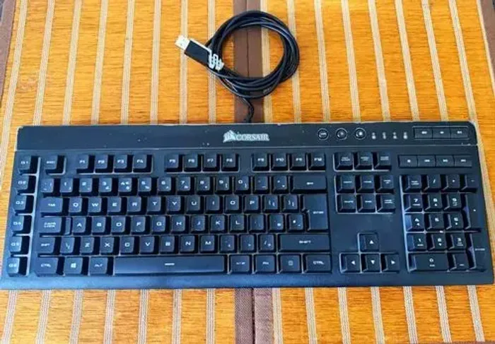 Teclado gamer Corsair k55