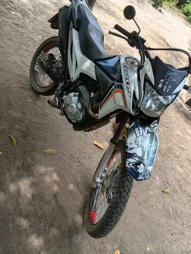 Vendo essa bros quitada legalizado pneu novo aro e raio ddl mas de 2mil de acessório 