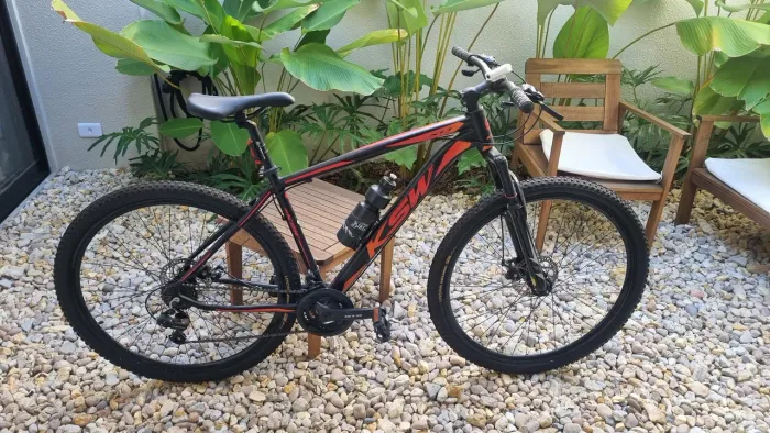 Duas bicicletas novíssimas.