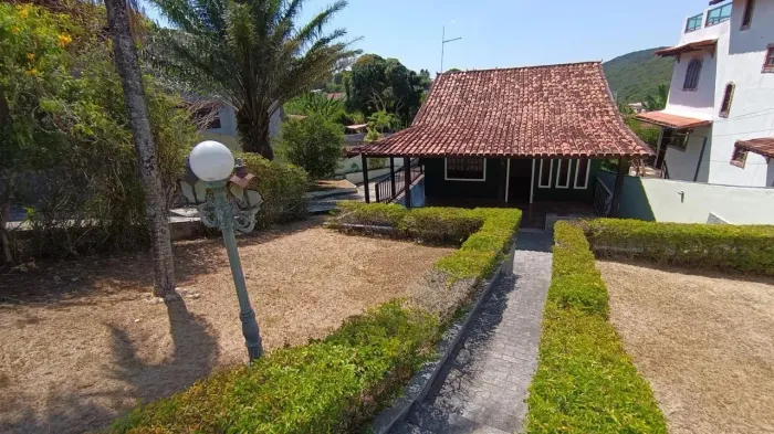 CASA À VENDA - CONDOMÍNIO BOSQUE DO PERÓ - O Condomínio disponibiliza lazer e segurança.