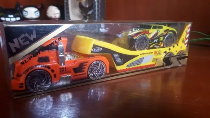 Miniatura Caminhão Cegonha + Carro Lacrada Escala 1/50