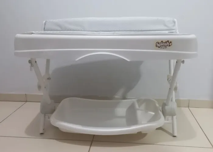 Banheira de bebê com suporte e trocador da marca Burigotto, modelo Splash+.
