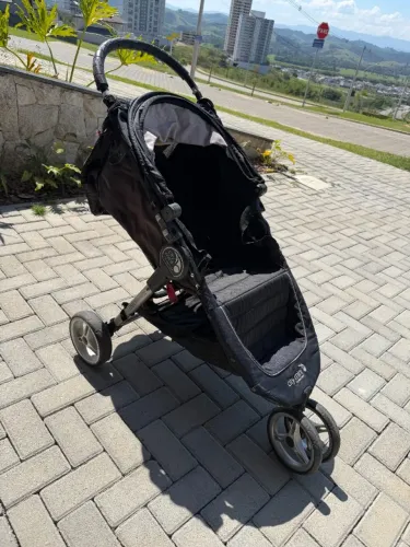 Carrinho Baby Jogger City Mini 3 Rodas, Fechamento com Uma Mão