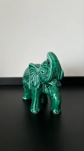 Elefante decorativo vintage verde