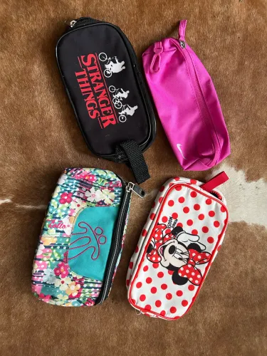Estojos Totto, Nike, Disney e Stranger Things