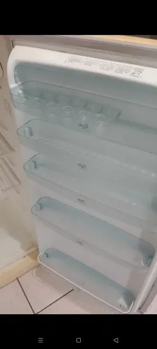 Geladeira. Em boas condições, bem espaçosa, gela bem