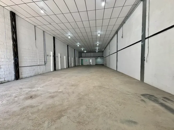 GALPÃO 300m2 - Adrianópolis - Com Escritório e Copa - Rua Belo Horizonte