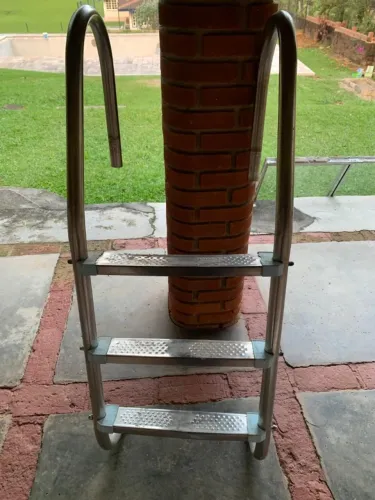 Escada para piscina com 3 degraus em aço inox