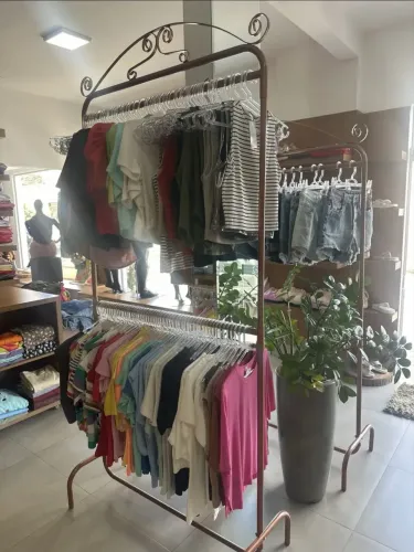 Arara de Roupas em Ferro - Estilo Retrô/Vintage