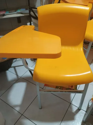 Cadeiras escolares em perfeito estado.