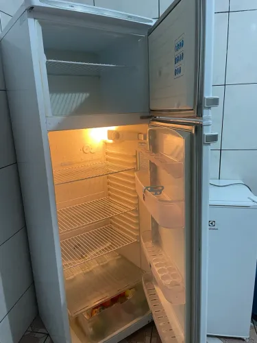 Vende se geladeira 