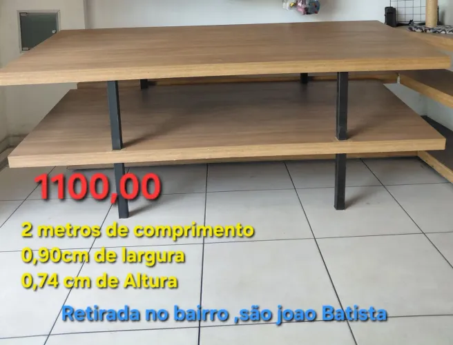 MESA DE MADEIRA PARA EXPOSIÇÃO