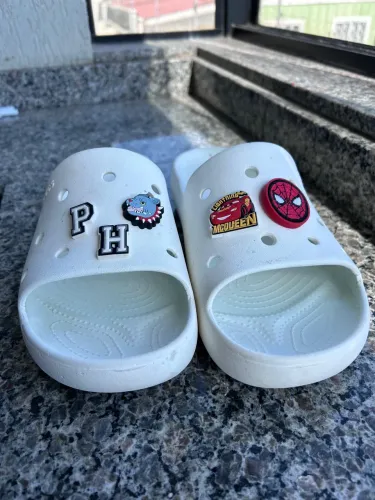 Crocs com 5 jibbitz 