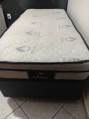 VENDO CAMA E COLCHÃO DE SOLTEIRO