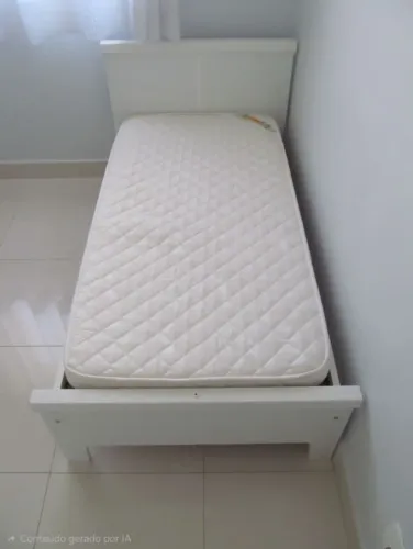 Cama infantil laqueada cor branco com colchão por motivo de mudança