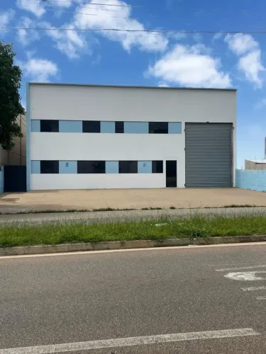 Galpão/Depósito/Armazém para aluguel possui 900 metros quadrados