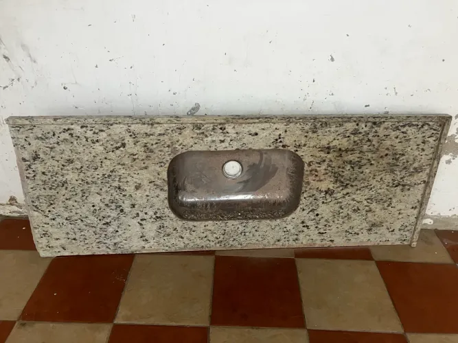 Vendo bancada de pia de cozinha menos de um ano de uso.