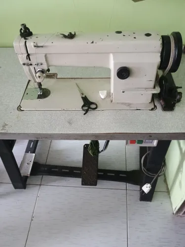 MÁQUINA INDUSTRIAl. Obs:  troco em algo do meu interesse.. 