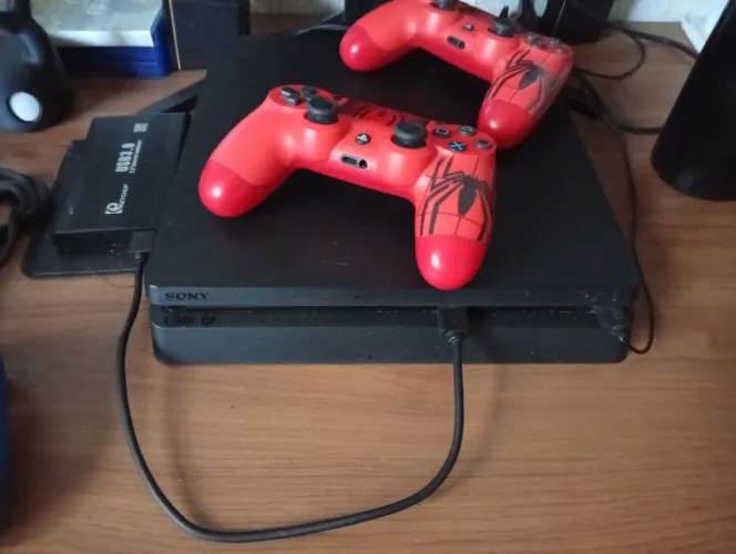 Vendo ps4 slim de 500 giga de armazenamento, em nossas condições, com controles e 3 jogos 