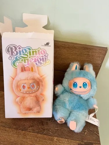 boneco de pelúcia do Labubu (da linha The Monsters da Pop Mart)