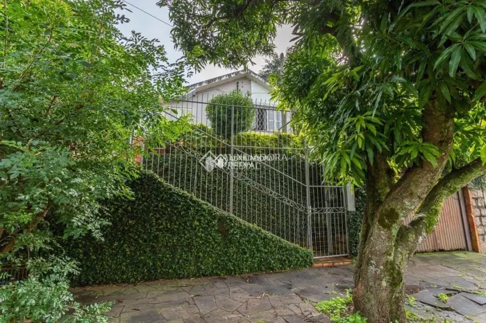 Casa de 3 dormitórios no bairro Cavalhada,