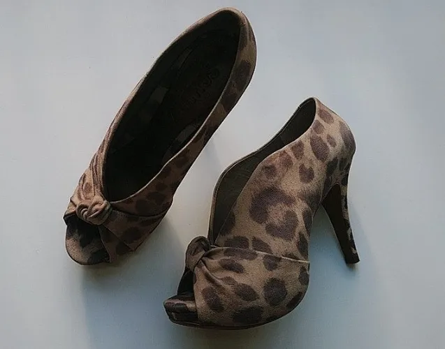 sapato com estampa de animal print, leopardo, da schutz